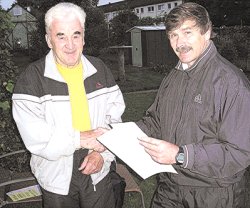 Trainer Peter Ass gratuliert dem 80-jhrigen Eugen Kruska. (Foto:  SN sig)