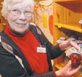 Helferin Charlotte Knig empfiehlt ein Glas Rumtopf. (Foto:  SN wk)