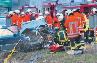 Groeinsatz von Feuerwehr und Rettungssanittern: Zwei Schwerverletzte. (Foto:  SN tol)