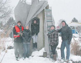 Grne und Jugendliche enthllen Skulptur. (Foto:  SN rnk)