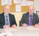 Marktbereichsleiter Joachim Gotthardt und Rektor Claus Dieter Gnad (rechts). (Foto:  SN sig)