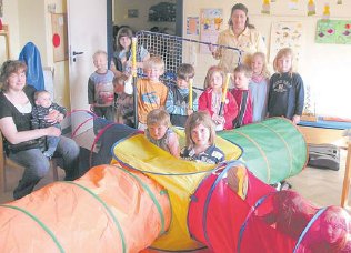 Bei der bergabe herrschte Hochstimmung bei den Kindern. (Foto:  SN sig)