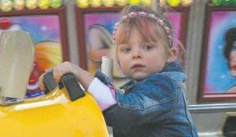 Ein bisschen skeptisch in luftigen Hhen: Fr Kinder gibt es auf dem Markt gleich mehrere Karussells. (Foto:  SN rnk)