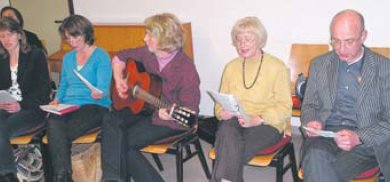 In einem groen Kreis sitzen Obernkirchener Frauen beim Weltgebetstag zusammen. (Foto:  SN sig)