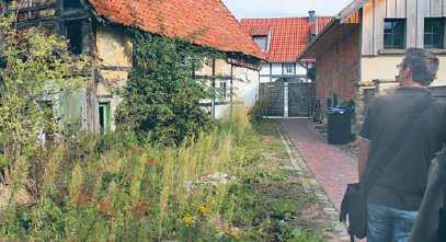 Neuer Verbindungsweg fhrt an verfallender Ruine vorbei. (Foto:  SN rnk)