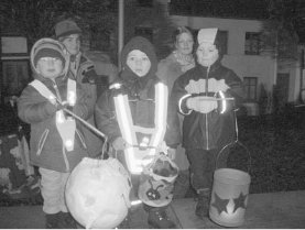 Dick eingemummelt und mit einer Laterne warten die Kinder auf St. Martin. (Foto:  SN sig)