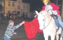 So erzhlt es die Legende: Der Ritter teilt mit dem frierenden Armen seinen Mantel. (Foto:  SN sig)