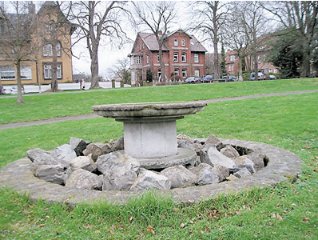 Dieser Brunnen soll bald wieder sprudeln. (Foto:  SN sig)