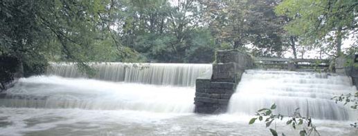 Wassermasssen strzen ber das Kaskadenwehr. (Foto:  SN rnk)