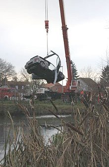 Mit einem Kran wird der Wagen aus dem Teich gefischt. (Foto:  SN pr.)