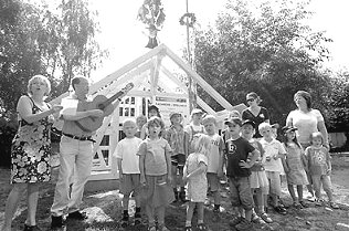 Der Kinderspielkreis erhlt ein Holzhaus (Foto:  SN rnk)