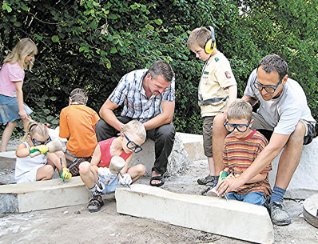 Kai Llke bildet jngsten Bildhauer-Nachwuchs aus. (Foto:  SN sig)