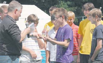 Brgermeister Oliver Schfer zeichnet die C 1-Junioren aus, die aufgestiegen sind. (Foto:  SN rnk)