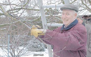 Dieter Scholz erlutert den Mitgliedern des Gartenbauvereins seine Arbeit. (Foto:  SN jaj)