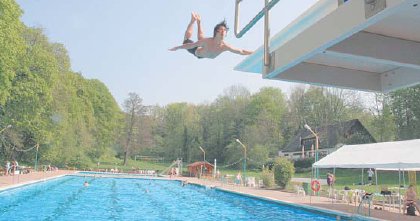 Mit Schwung ins wohl temperierte Badevergnngen. (Foto:  SN rnk)