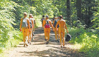 Wandern: Nackt durch den Wald. (Foto:  SN pr.)