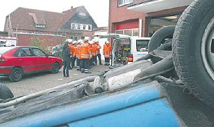 Ortsfeuerwehr lsst sich von zwei Profis schulen. (Foto:  SN rnk)