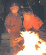 Taren Hose hilft dem fnfjhrigen Steffen Breimeier, sein Stockbrot zu backen. (Foto:  SN jaj)