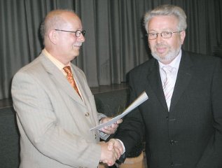 Regierungsschuldirektor Jrgen Landfester bergibt die Entlassungsurkunde an Wolfgang Flie. (Foto:  SN sig)