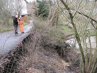 Erdrutsch: Strae hngt in der Luft. (Foto:  SN sig)