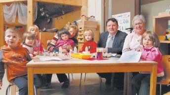 Ex-Abgeordneter Runkel besucht Kindergarten am Kammweg. (Foto:  SN clb)