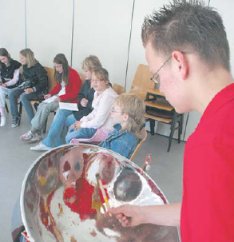 Beim Singen schlgt Kevin die Steeldrums. (Foto:  SN rnk)