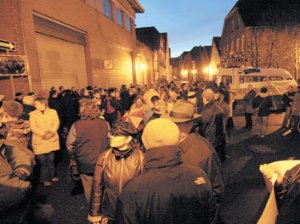 Rund 170 Menschen stehen gegen Antisemitismus zusammen. (Foto:  SN clb)