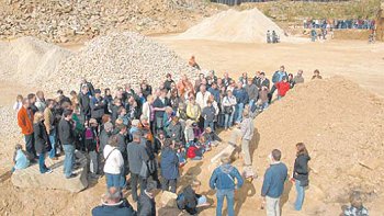 Dicht drngen sich Dinofans um die Referenten beim Tag des Geotops. (Foto:  SN mid)