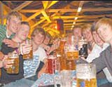 Ein Prosit fr die Erdinger. (Foto:  SN mid)