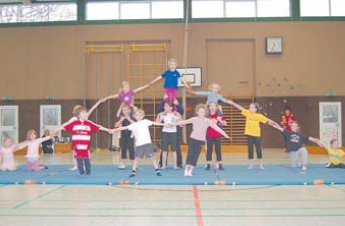 Die Kneipp-Kinder glnzen mit einer Menschenpyramide. (Foto:  SN jaj)