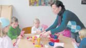 Basteln fr Fasching: Elke Berkenbusch zeigt den Kindern die richtige Arbeitsweise. (Foto:  SN sig)