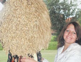 Sarah Leinemann gibt der Erntekrone den letzten Schliff. (Foto:  SN jaj)