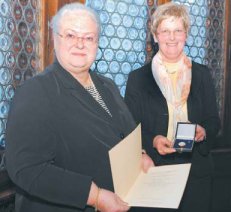 Gudrun Bgge (links) und Sozialministerin Mechthild Ross-Luttmann. (Foto:  SN pr.)