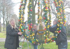 Osterbaum steht - Fest kann kommen. (Bericht und Foto:  SN mld / rnk)