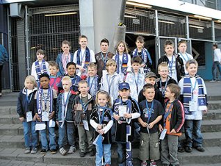 24 Bergstadt-Kinder laufen mit Fuball-Stars auf (Foto:  SN sig)