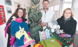 Die Tafel-Koordinatorin Michaela Hinse (von rechts) freut sich ber die Weihnachtsspende von Gerd und Gabriele Szymanowski. (Foto:  SN wk)