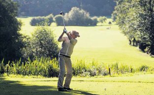 In Obernkirchen schlagen die Golfer fr den guten Zweck ab. (Foto:  SN pr.)