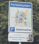 Wegweiser zu den vier kostenlosen Parkpltzen. (Foto:  SN rnk)