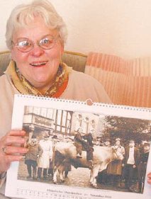 Ingeborg Mller mit dem Kalender, der das 56 Jahre alte Bild zeigt. (Foto:  SN rnk)