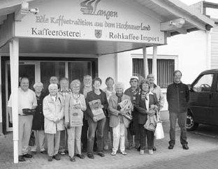 Die Kolpingfamilie vor dem Eingang der Rsterei. (Foto:  SN pr.)