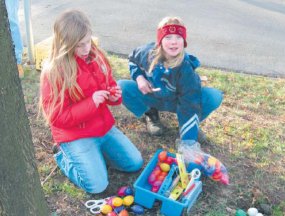 Ei, ei: Sofia und Tabea tauschen die defekten Eier gegen neue aus. (Foto:  SN pr.)