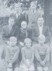 Das dem Buch entnommene Foto zeigt die Familie Fischer. (Foto: © Schaumburger Nachrichten)