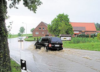 In Rhrkasten ist die Kreisstrae berschwemmt. (Foto:  SN sig)