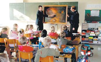 Die Feuerwehr Obernkirchen wirbt in der Grundschule fr die Grndung einer Kinderfeuerwehr. (Foto:  SN rnk)