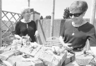 Renate Wangerin (links) und Ingrid Krmer verkaufen berraschungspakete. (Foto:  SN rnk)