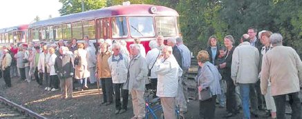 Mit Triebwagen zum neuen Pfarrer. (Foto:  SN sig)