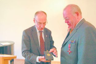 Landrat Schttelndreier (links) berreicht Klaus Kster den Verdienstorden der Bundesrepublik. (Foto:  SN clb)