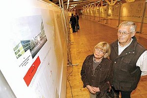 Inge und Manfred Vlkening stehen dem Klinik-Neubau positiv gegenber. (Foto:  Schaumburger Zeitung wk)