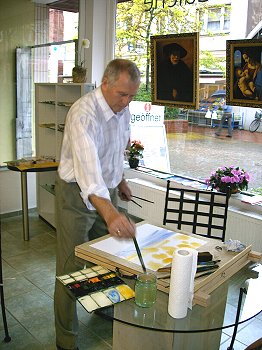 Professor Michail Lewkowitsch malt ein Bild fr die Info-Galerie