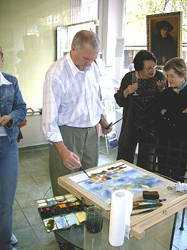 Professor Michail Lewkowitsch malt ein Bild fr die Info-Galerie